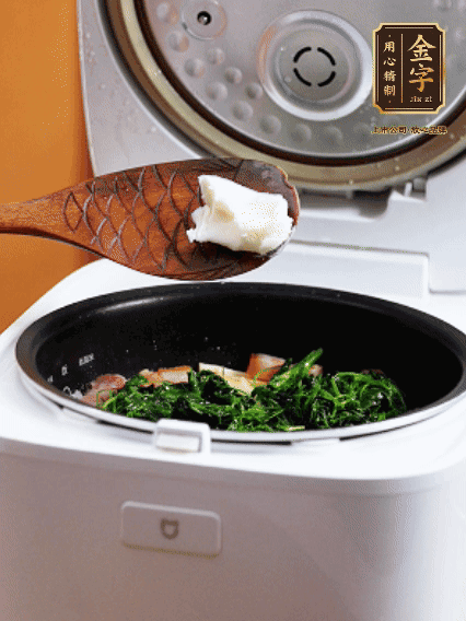放入電飯鍋、加1勺豬油翻拌均勻