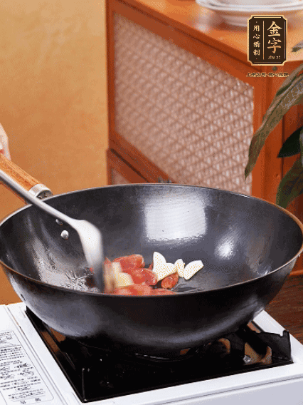 熱油，香腸微微煸出香味，加蒜片、小米辣