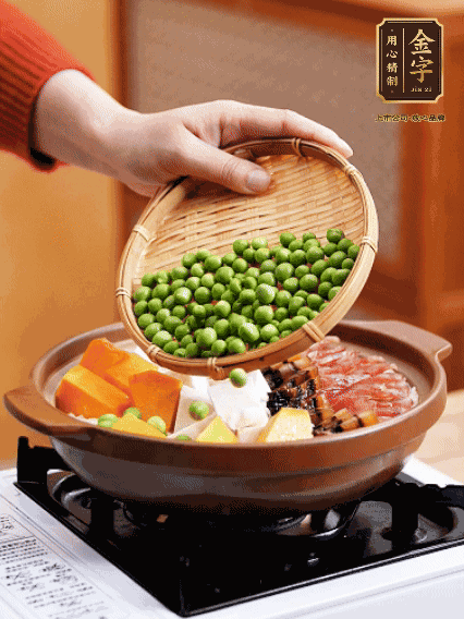 再鋪上臘腸、醬油肉、豌豆，小火煲6分鐘
