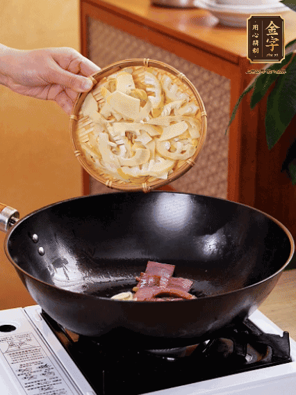 油熱，下蒜末、火腿煸炒出香味，再下筍片微微翻炒