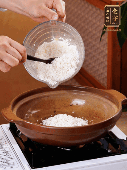 砂鍋中倒入煎羊肚菌的油，涂勻。加入提前浸泡過(guò)1小時(shí)的生米，再加入和生米齊平的水,,蓋蓋子，大火煮沸后轉(zhuǎn)小火煮至水分微干