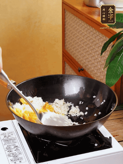 3個(gè)雞蛋攪成蛋液，下鍋煎至5成熟