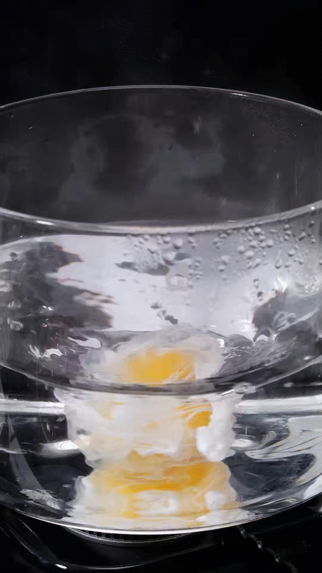 水開(kāi)加入白醋和雞蛋，做成水波蛋
